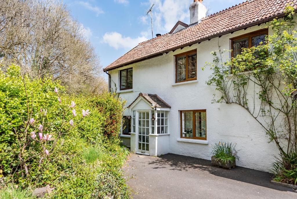 Idyllic Country Cottage - Dog Friendly, 6 mins drive to Saunton Beach- World Class Surfing Reserve! 5 mins drive to Golf Course, REDUCED RATES!
