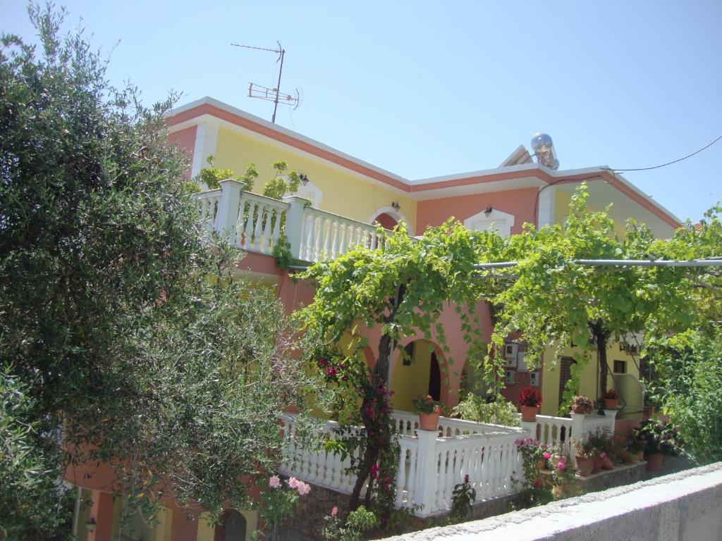 Nikolaou Thomas House — Hotel in Parga