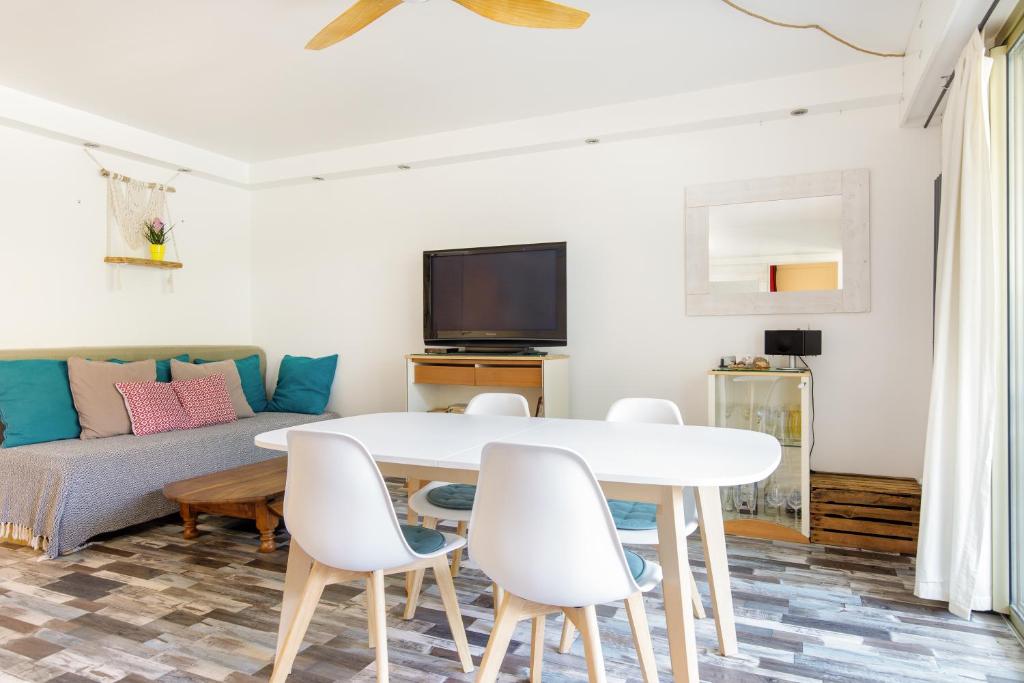 Grand Studio neuf face port et plage, parking privé - 4