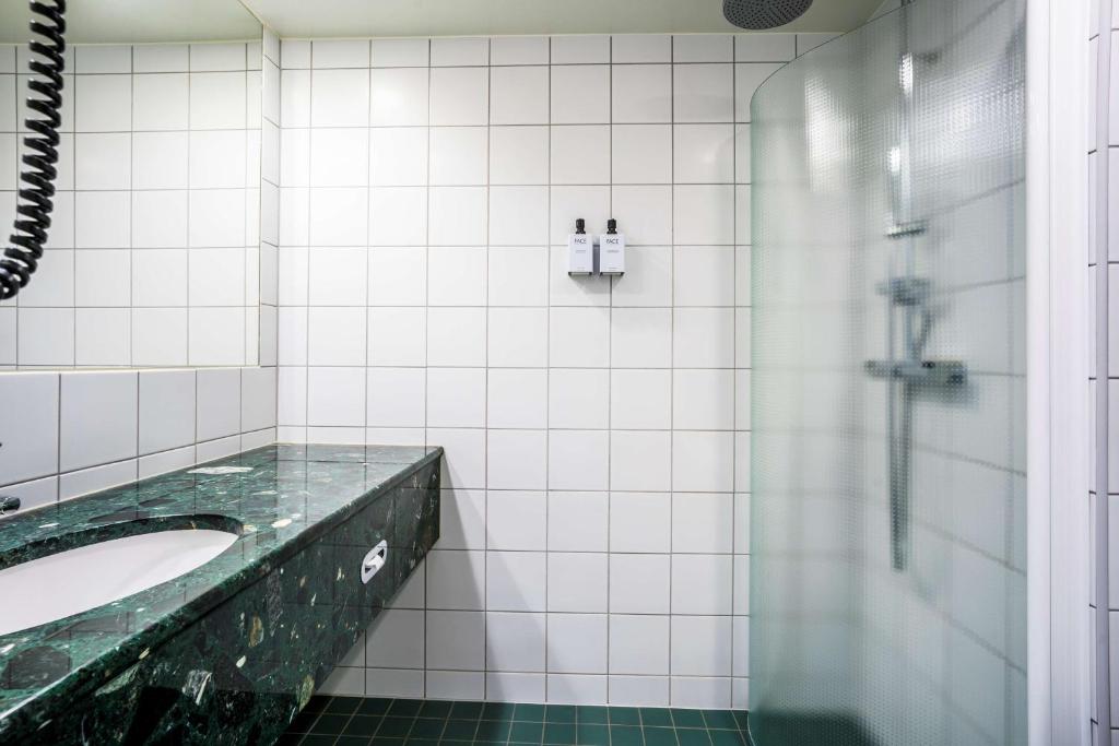 Bathroom, Scandic Plaza Umea in Umea