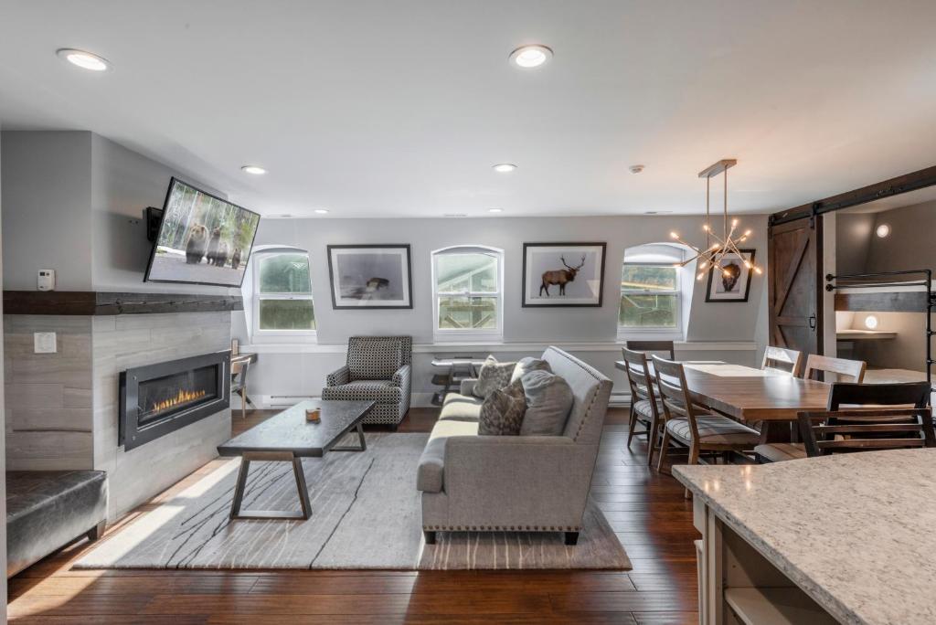 Walk to Skiing, Stunning Top Floor Condo at Park City Base, Professionally Decorated Luxury 5BR, Park City