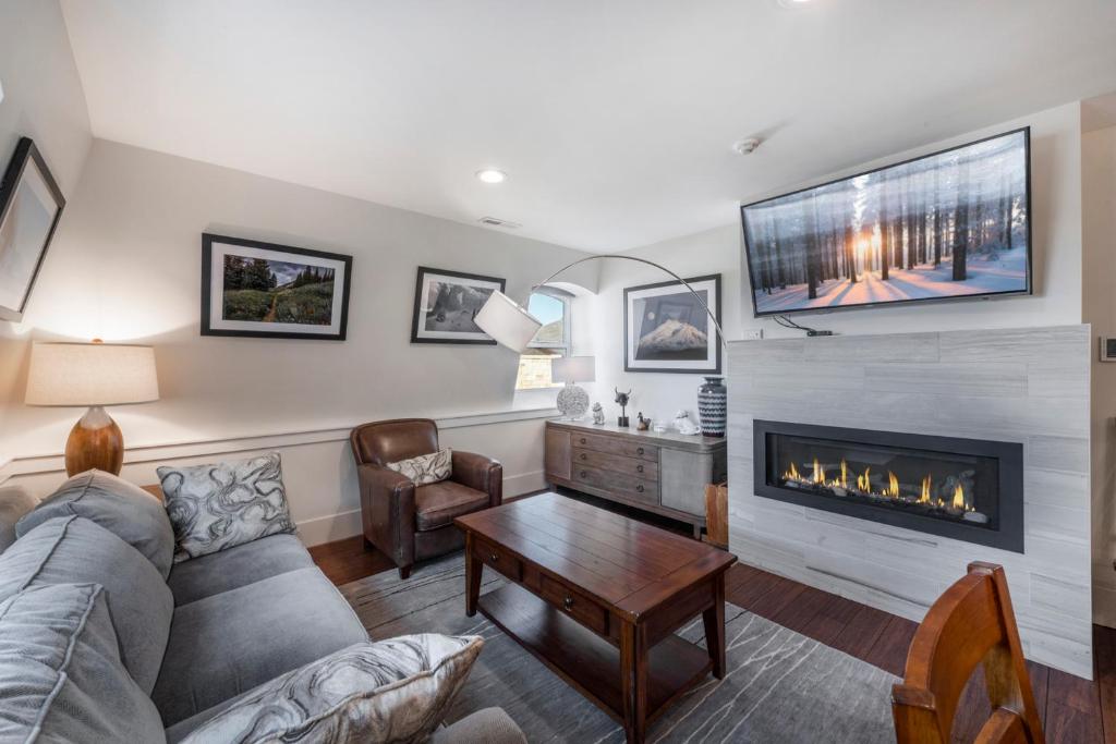 Walk to Skiing, Stunning Top Floor Condo at Park City Base, Professionally Decorated Luxury 3BR, Park City