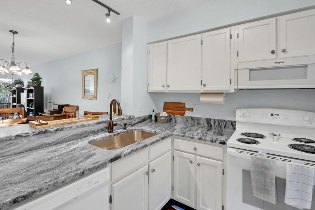 Escape to Hilton Head! Two Bedroom Villa Just A Short Walk To Beach! villa — Hotel in Hilton Head Island (SC)