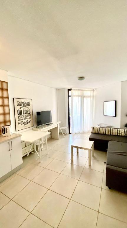 Lovely Studio Los Cristianos WIFI, Cable TV, Pool, Arona