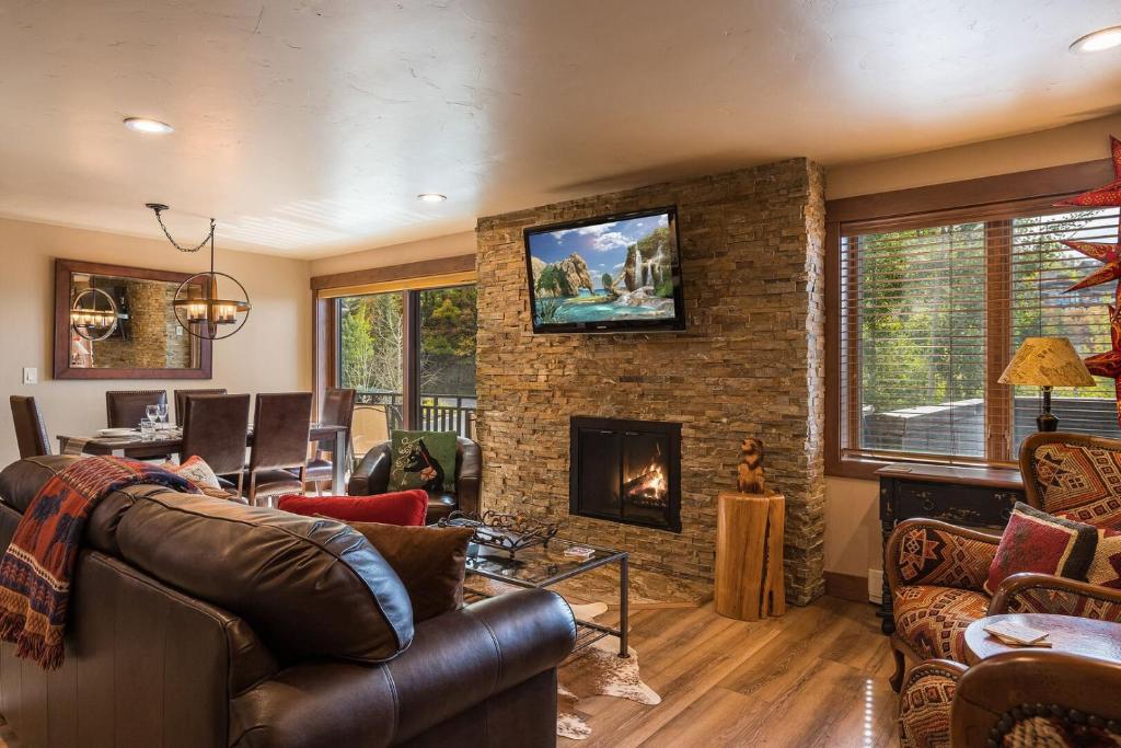 Bear Claw 311 - Ski-in Ski-out Condo!, Steamboat Springs