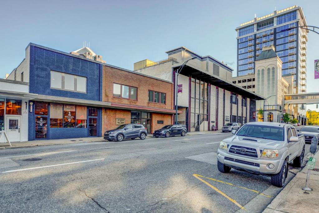 Newly renovated condo! Vibrant open layout! Walking distance to must-see attractions! Free high-spee photo