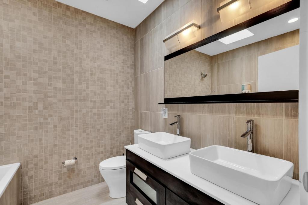 Newly renovated condo! Vibrant open layout! Walking distance to must-see attractions! Free high-spee photo