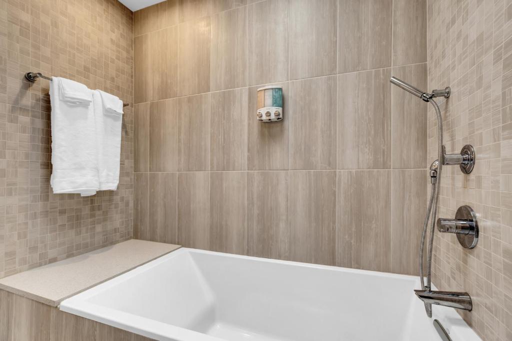 Newly renovated condo! Vibrant open layout! Walking distance to must-see attractions! Free high-spee photo