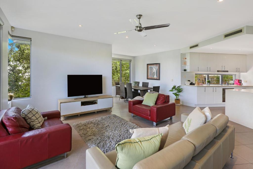 Sunshine Beach Retreat - 3 Bedroom Family Apartment - Wifi - Netflix - 2 Cars photo