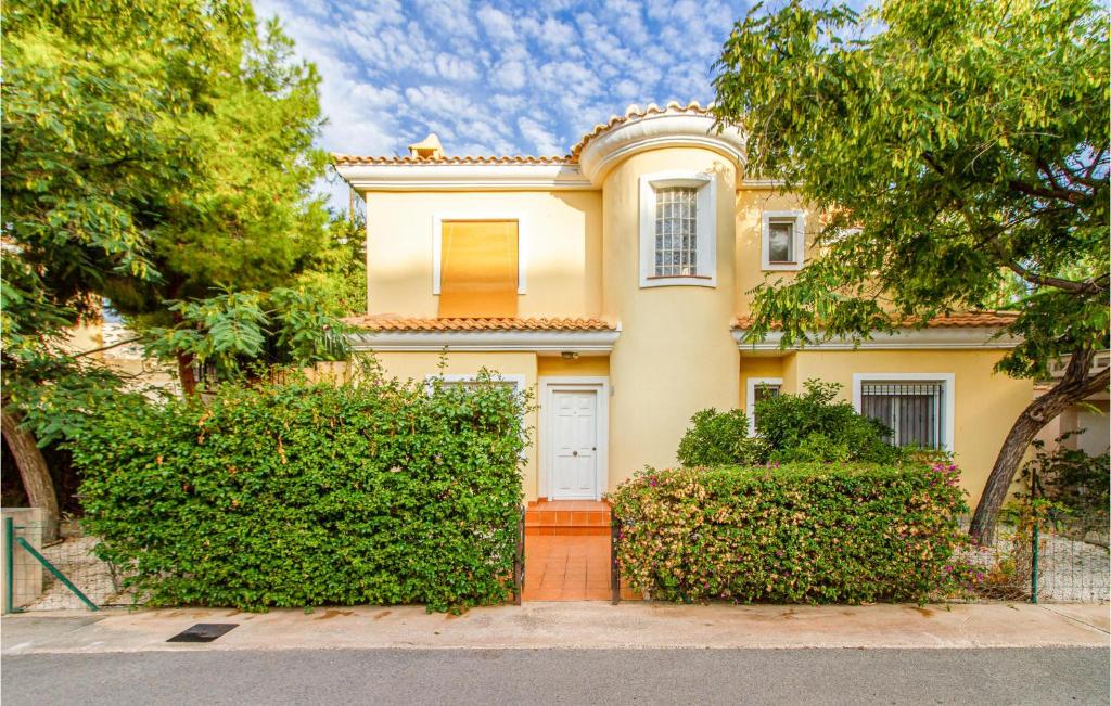 Awesome home in Alacant with 4 Bedrooms and WiFi — Hotel in Mutxamel