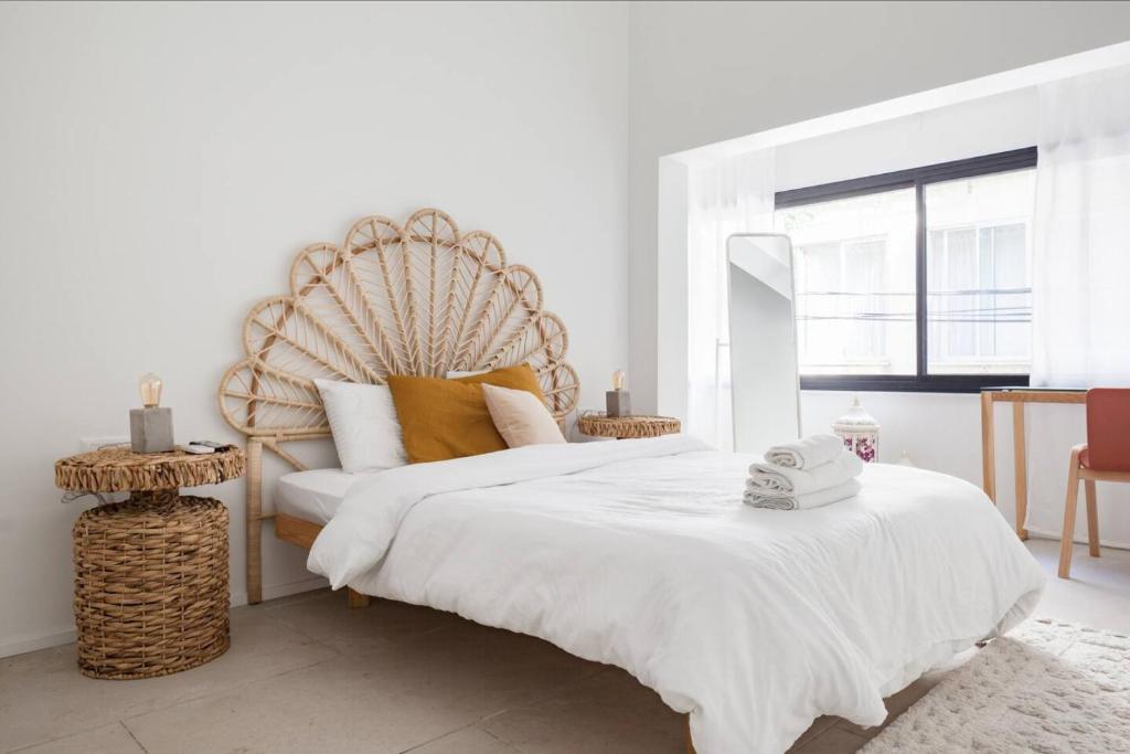 RENOVATED LARGE 3RM APARTMENT 5 MIN FROM THE BEACH, Tel Aviv