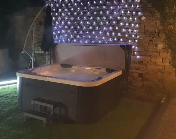 Honeybee Cottage, with a log fire & a hot tub., Bradford