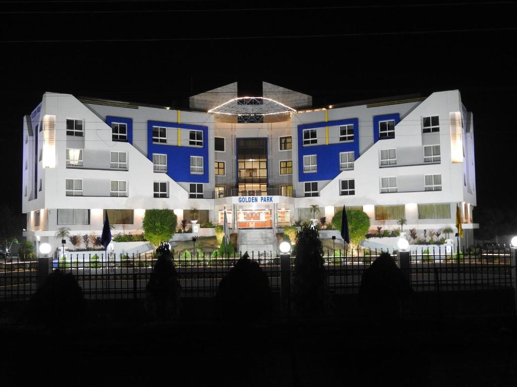 GOLDEN PARK HOTEL &amp; RESORT — Hotel in Kolkata