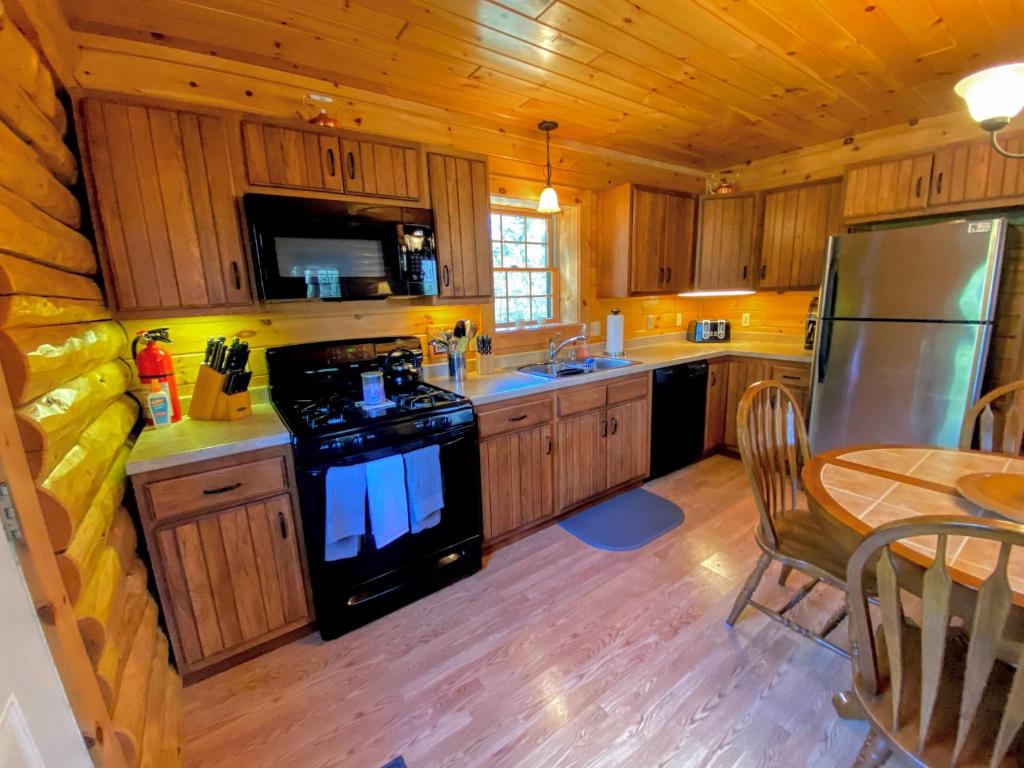 NEW Log cabin in the heart of the White Mountains - close to Bretton Woods Cannon Franconia 전경