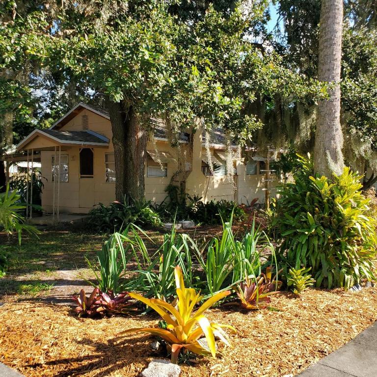 1 Beige Cozy Bungalow or 1 White Cozy Efficiency Cottage in Titusville — Hotel in Titusville (FL)