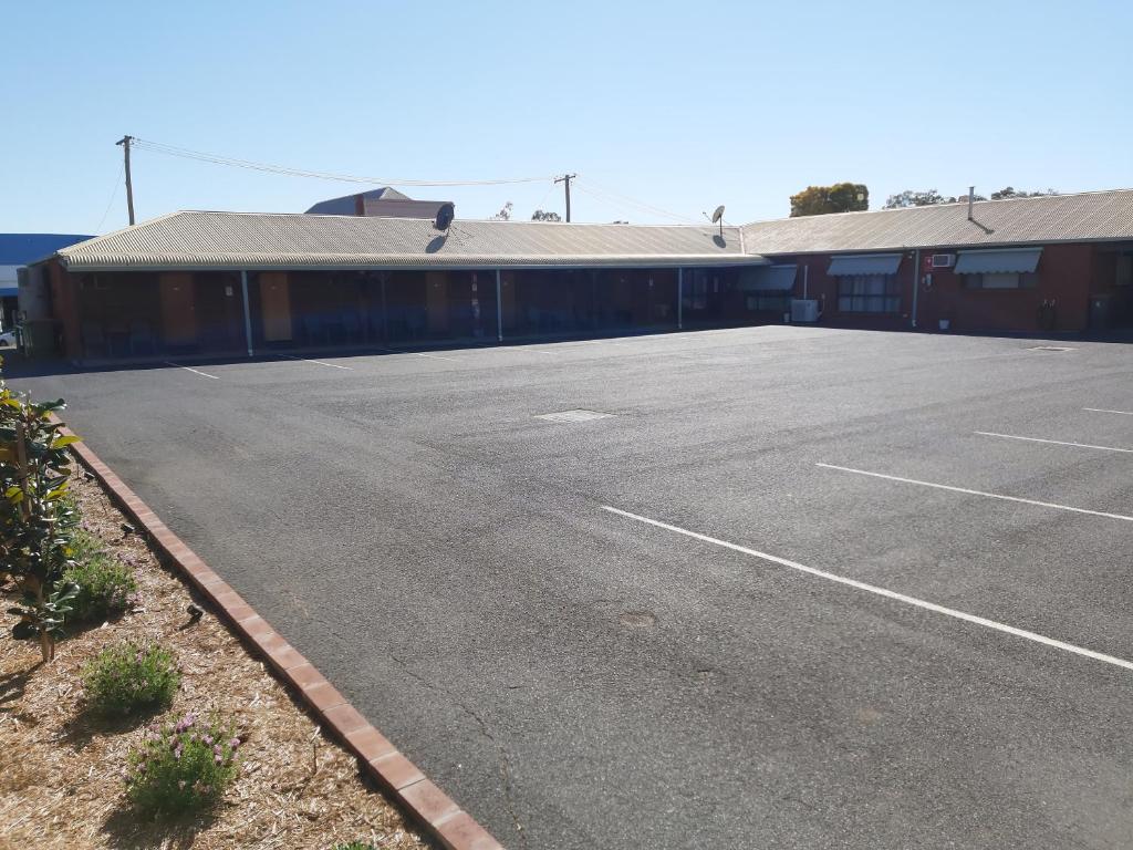 Country Mile Motor Inn photo