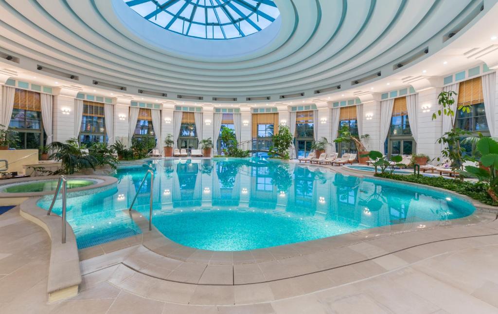 Swimming pool, Monte-Carlo Bay Hotel & Resort in Monaco