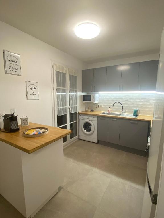 Cosy By DREAM APARTMENTS photo