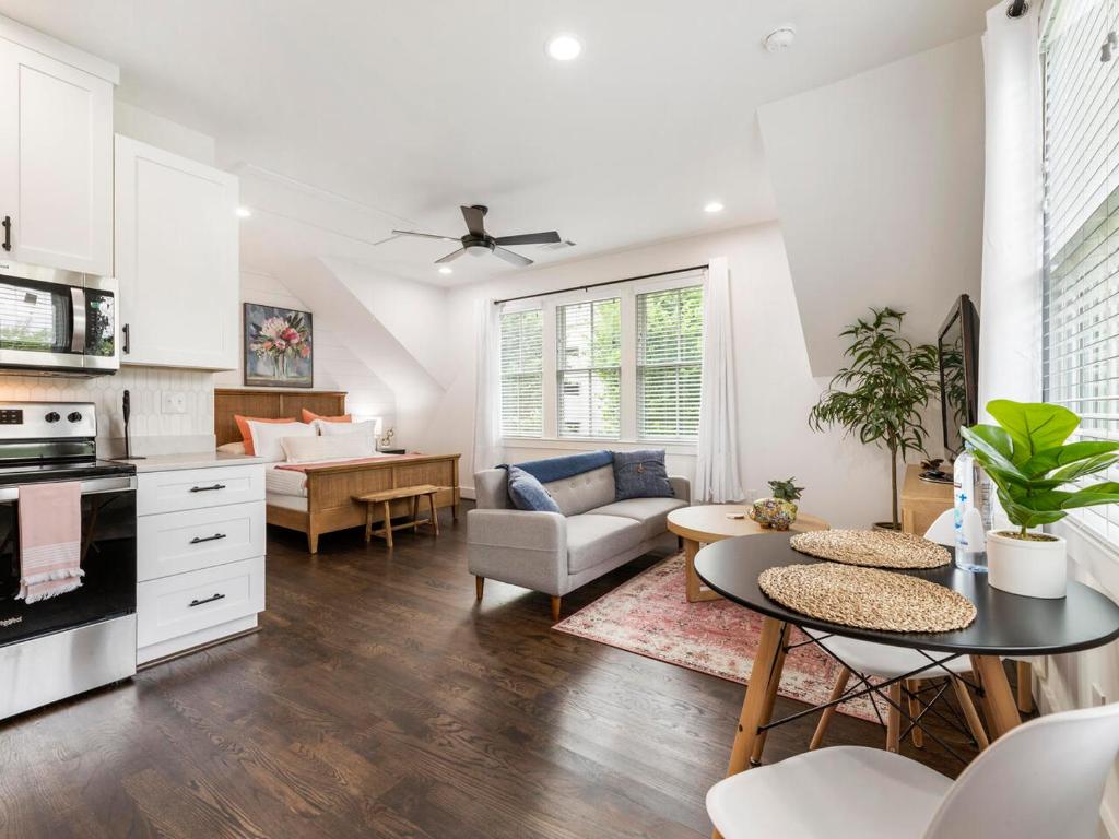Captivating Studio with Queen Bed, City Walkable!