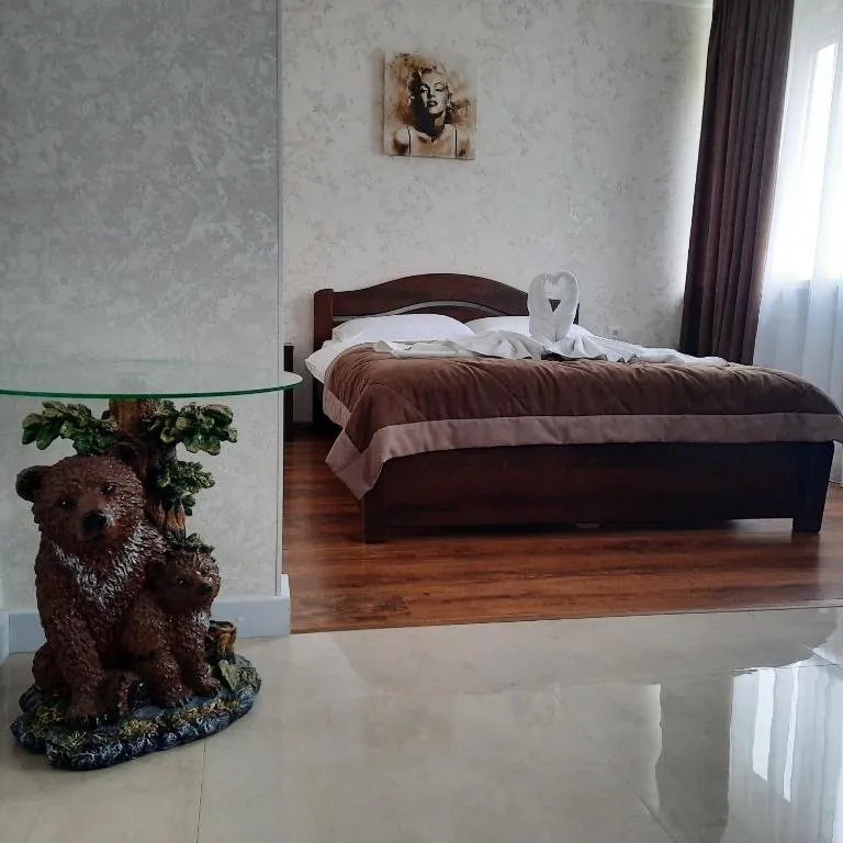 Готельно-ресторанний комплекс «Тополя», hotel in Novohrad-Volynsʼkyy