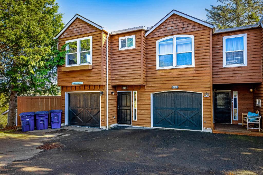 Lazy Lookout on Devils Lake, Lincoln City