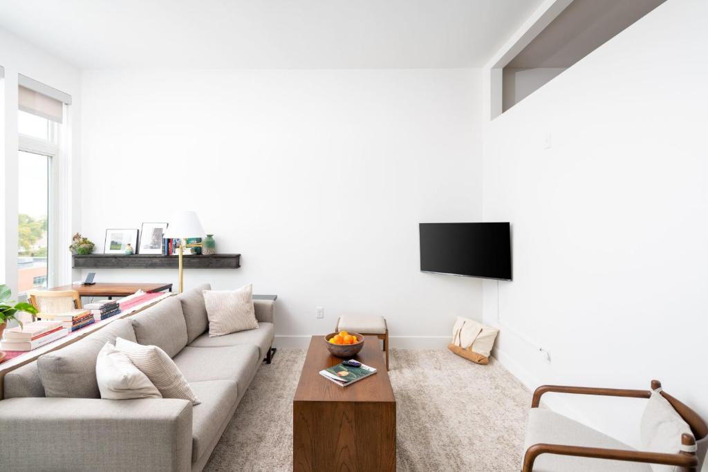 Modern 1BR Apt with Skywalk to Fiserv, Rooftop, and Parking, Milwaukee