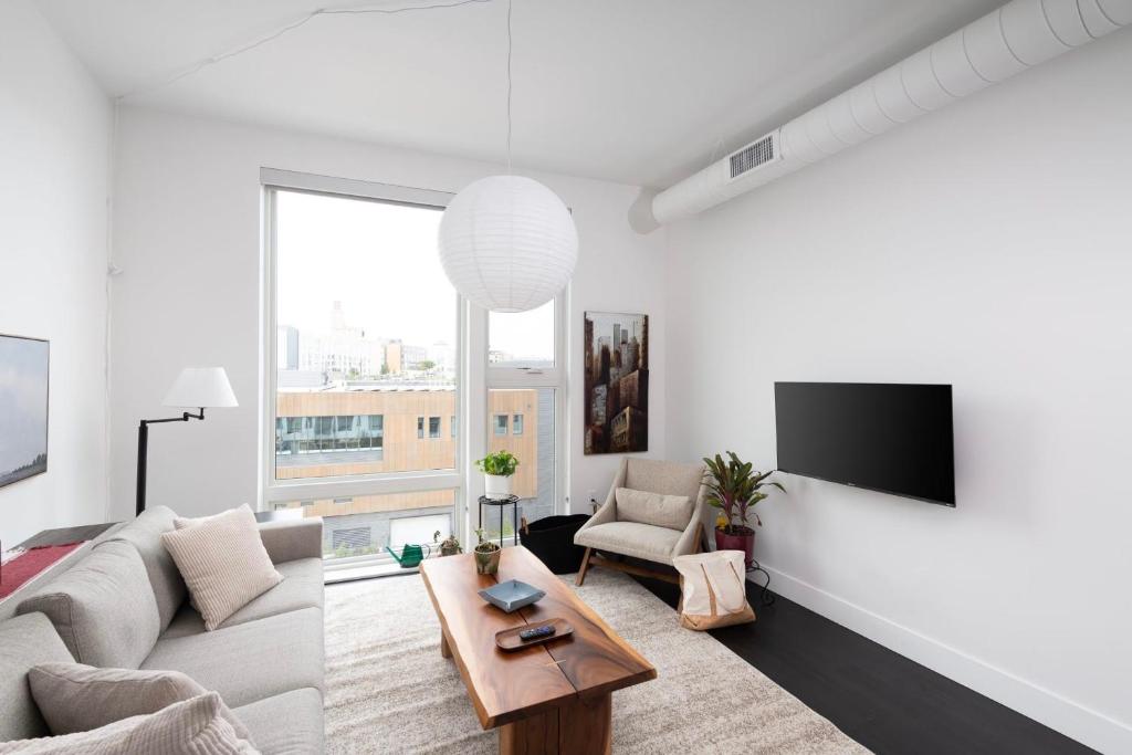 Modern 1BR Apt with Skywalk to Fiserv, Rooftop, and Parking, Milwaukee