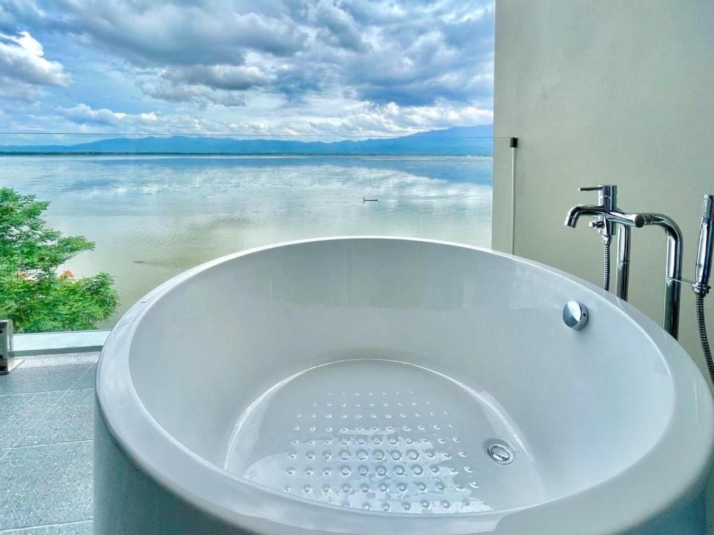 เอ็มทู โฮเทล วอเตอร์ไซด์ (M2 Hotel Waterside)