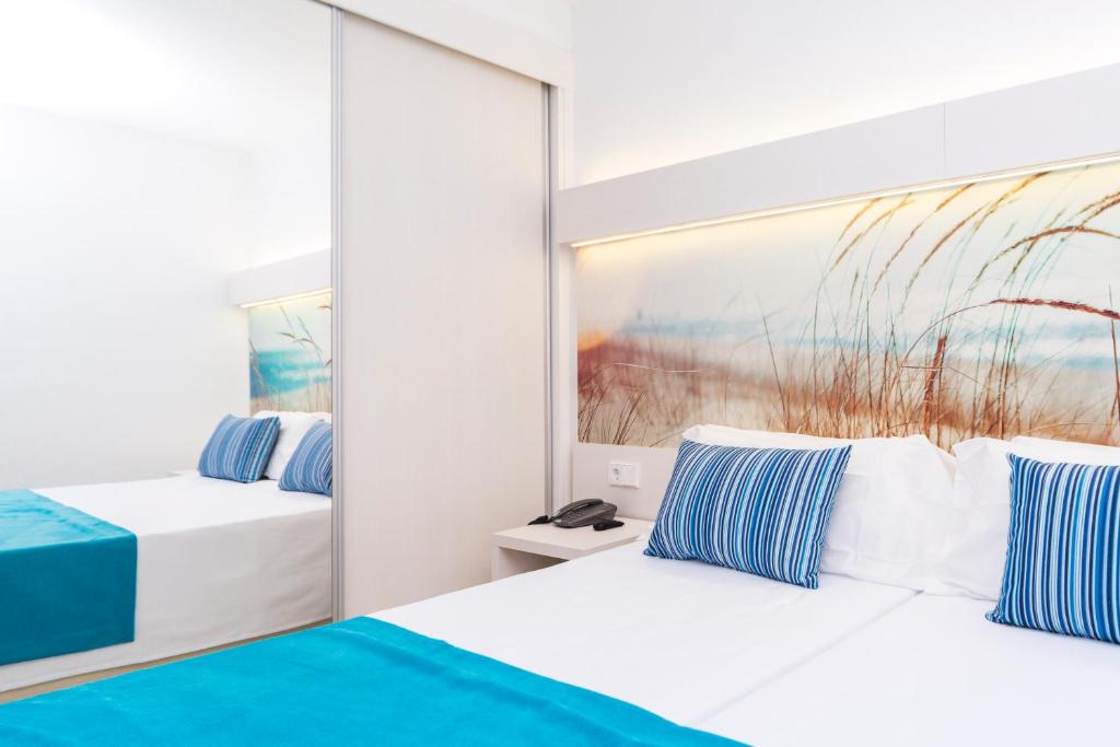 Apartamentos Globales Lord Nelson — Hotel rooms in Santo Tomas, Balearic Islands