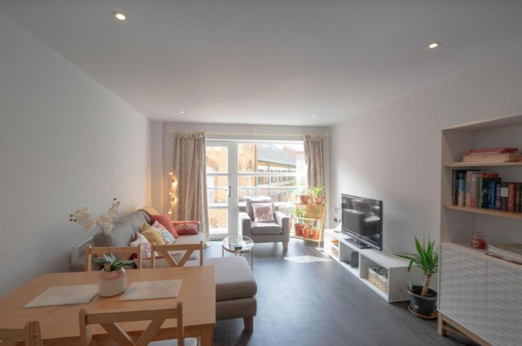 Gorgeous Spacious 2 Bed 2 Bath Apartment — Hotel in Leicester