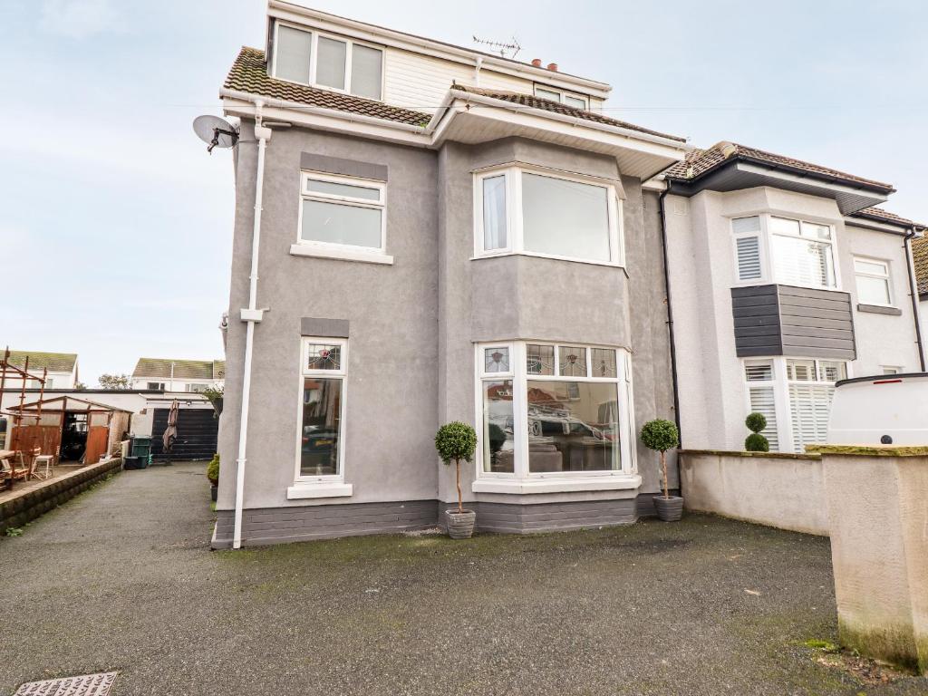 5 Herkomer Crescent