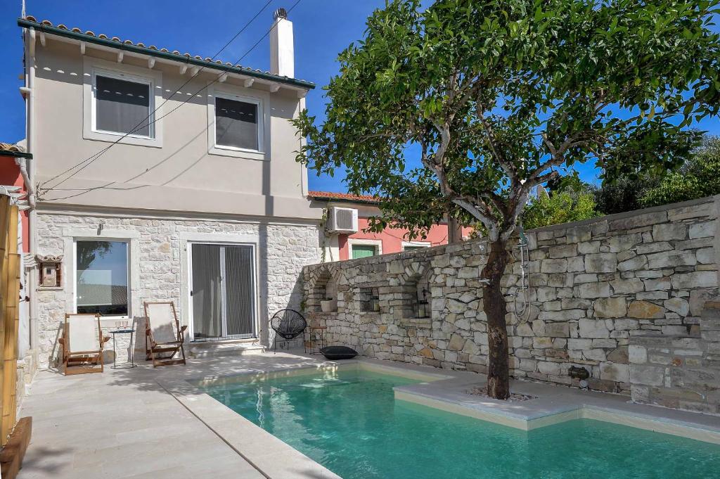 Hammock House, Gaios