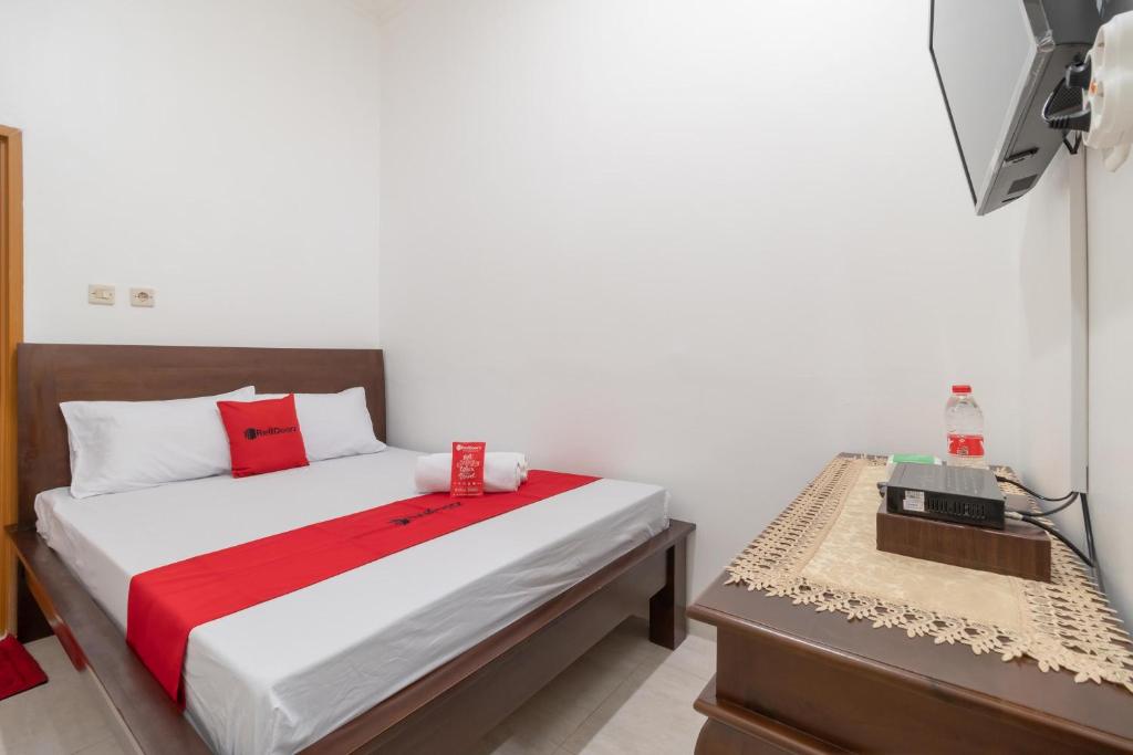 RedDoorz Syariah near Summarecon Mall Bekasi photo