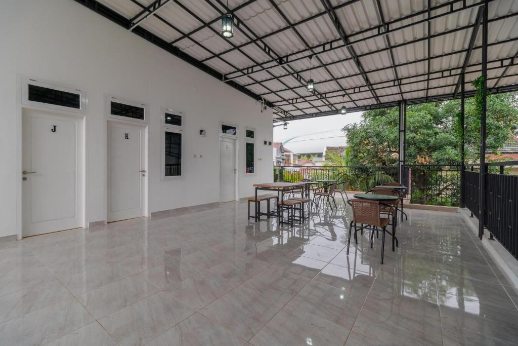 RedDoorz Syariah near Summarecon Mall Bekasi