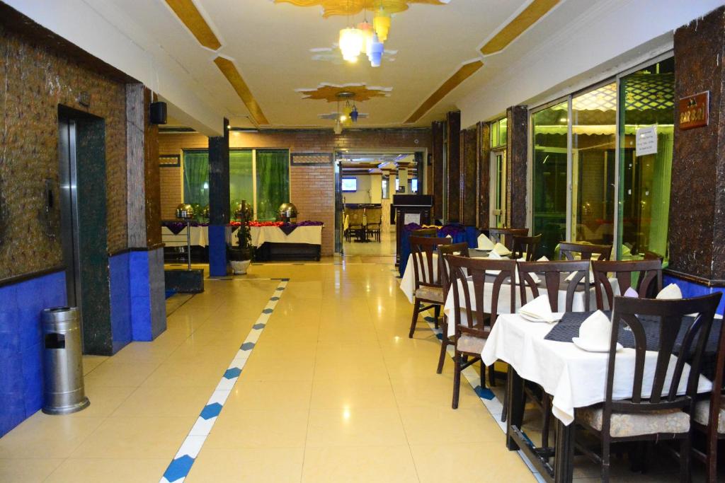 Move N Pick Hotel Murree レストラン