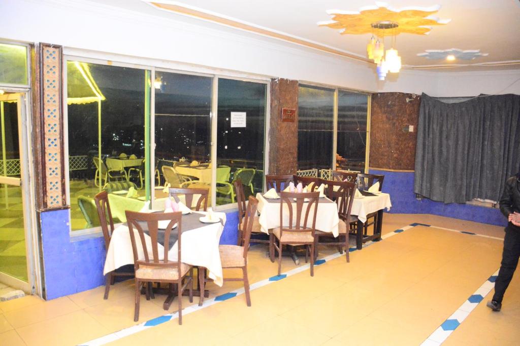 Move N Pick Hotel Murree レストラン