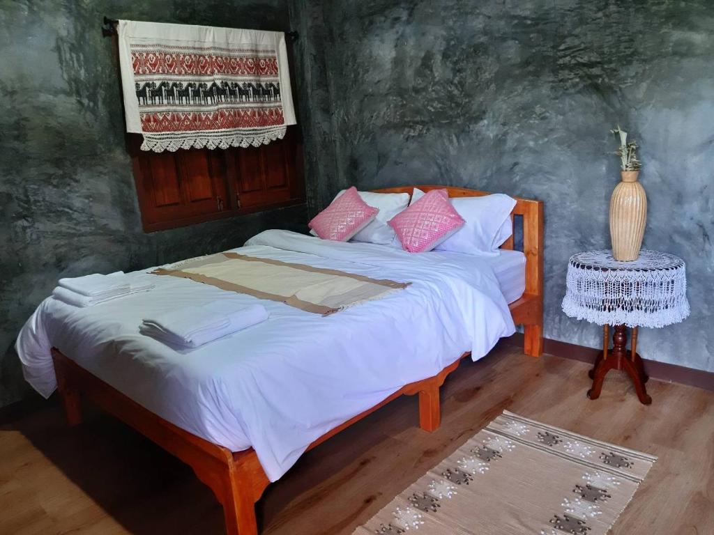 เฮือนไม้ชมนาด Huanmaichommanard — Hotel in Chiang Mai