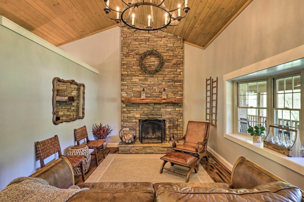 Game Room, Theater and Deck Burnsville Cabin!, Burnsville