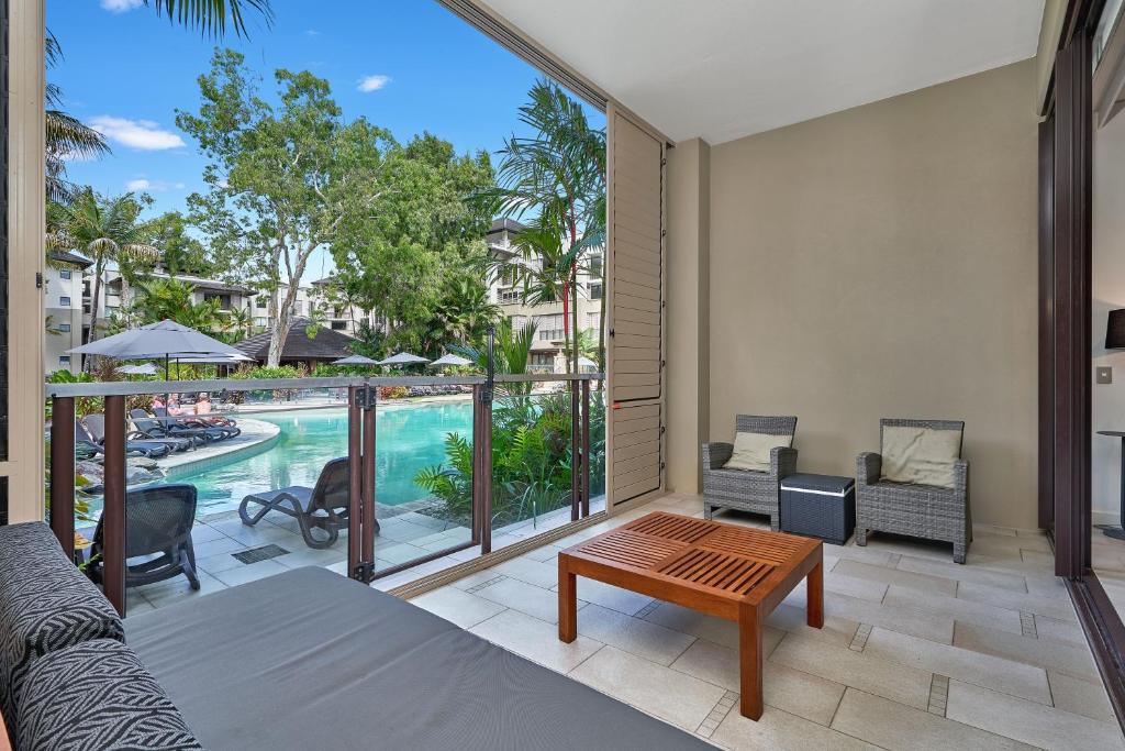 Swim Out Apartments in Triton Street Beachfront Resort Palm Cove photo
