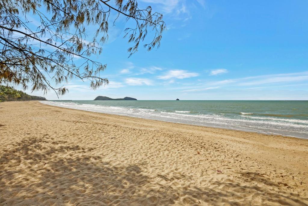 Swim Out Apartments in Triton Street Beachfront Resort Palm Cove photo