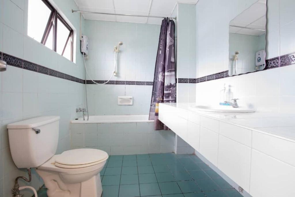 PENTHOUSE MARINA COURT VACATION HOME 5 BEDROOMS KOTA KINABALU 15pax photo