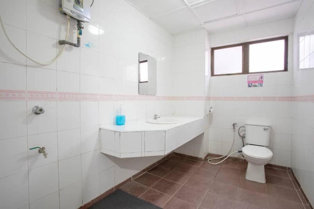 PENTHOUSE MARINA COURT VACATION HOME 5 BEDROOMS KOTA KINABALU 15pax photo