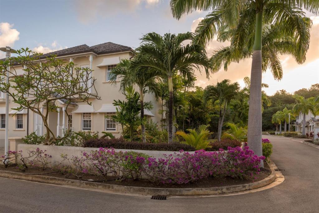 Shimmers, stunning, stylish West Coast Villa — Hotel in Saint James