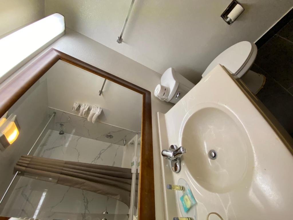 Skylight Inn Cleveland Willoughby photo