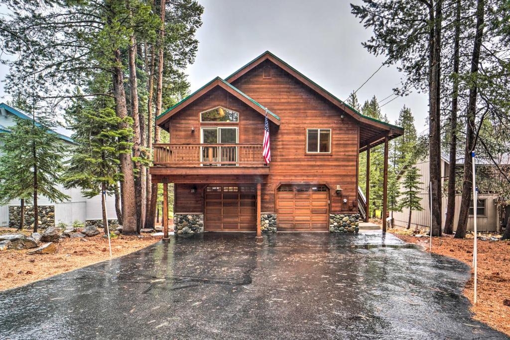 Bikes, Grill and Views Luxe Truckee Cabin!, Truckee