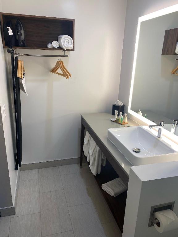 Ramada By Wyndham Vallejo Near Six Flags Discovery Kingdom Photo 10