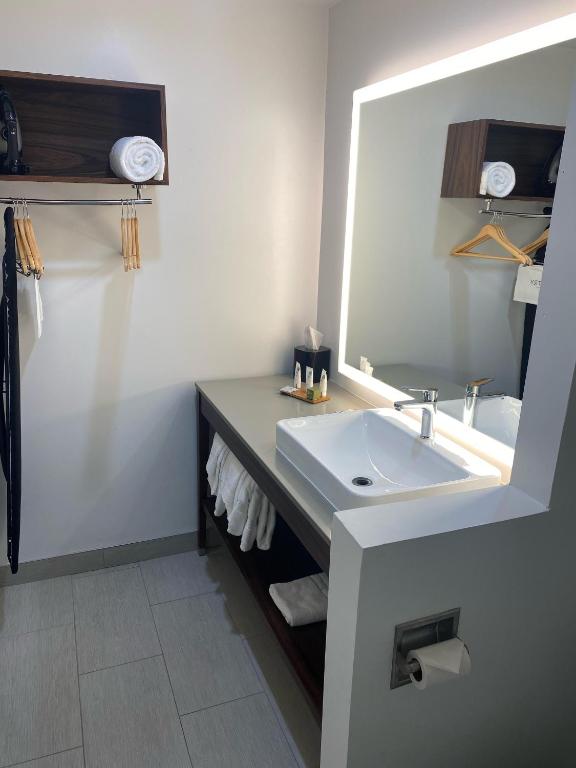 Ramada By Wyndham Vallejo Near Six Flags Discovery Kingdom Photo 14