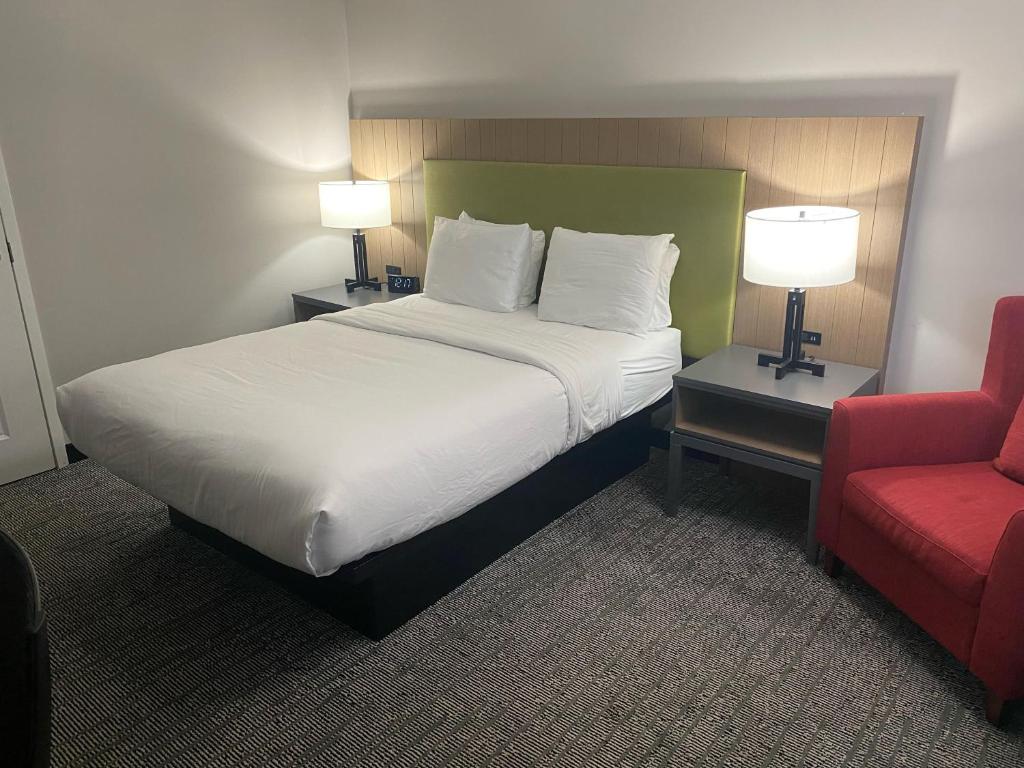 Ramada By Wyndham Vallejo Near Six Flags Discovery Kingdom Photo 15