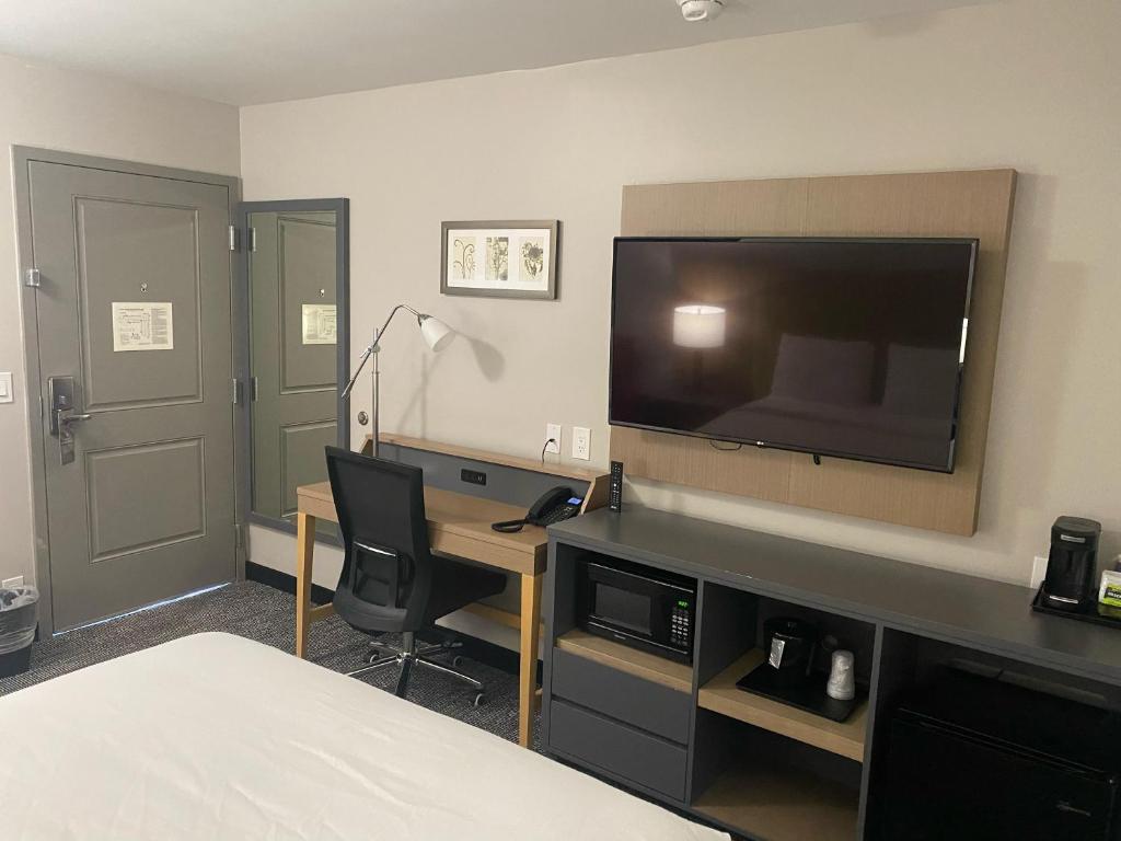 Ramada By Wyndham Vallejo Near Six Flags Discovery Kingdom Photo 16