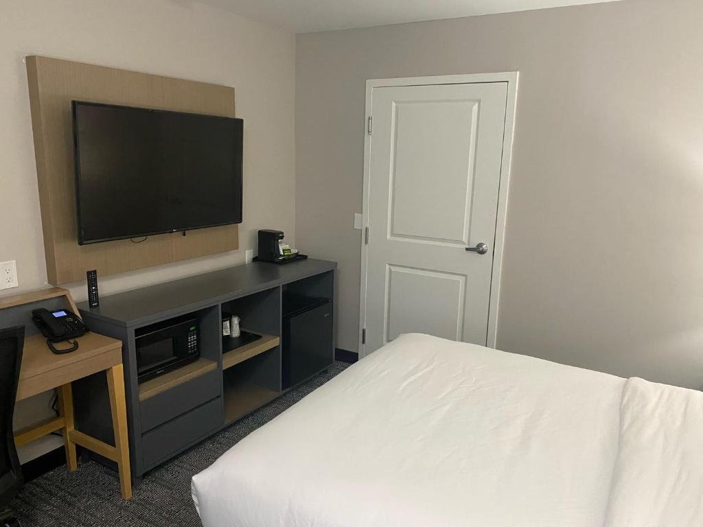 Ramada By Wyndham Vallejo Near Six Flags Discovery Kingdom Photo 20